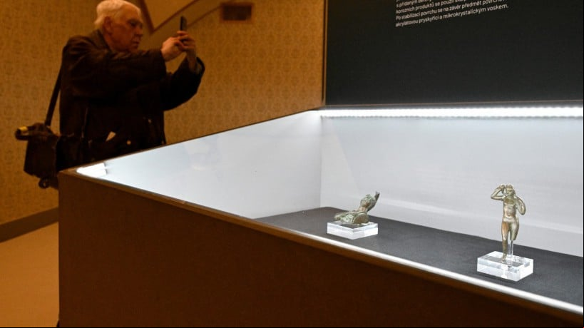 Público visita antiguidades sírias - restauradas após ataques do Estado Islâmico - expostas no Museu Nacional de Praga 
