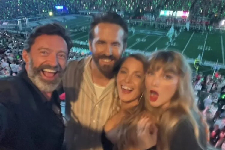 Taylor Swift assistiu jogo da NFL com Ryan Reynolds e Hugh Jackman, astros de 