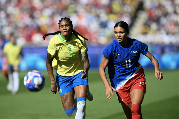 Tarciane e Sophia Smith disputam lance no jogo Brasil x EUA pela final do futebol feminino das Olimpíadas de Paris
