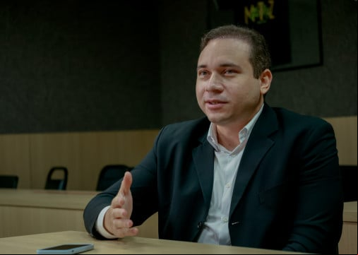 FORTALEZA, CEARÁ,  BRASIL- 02.04.2025: Haroldo Martins, CEO do Ceará. Entrevista para as Páginas Azuis com o CEO de futebol do Ceará, entrevistado por  Lucas Mota e João Pedro Oliveira. (Foto: Aurélio Alves/Jornal O POVO)