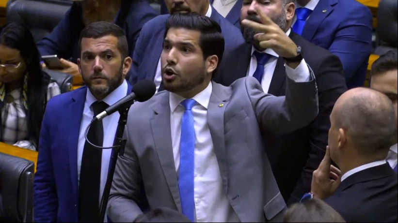 Deputado Federal André Fernandes (PL-CE) em discurso no plenário da Câmara
